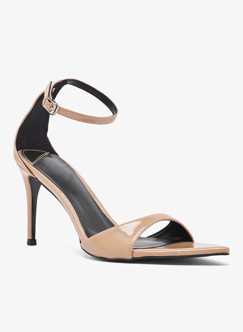 نمشي x صنادل كلاسيكية بكعب عالٍ رفيع وتفاصيل حزام